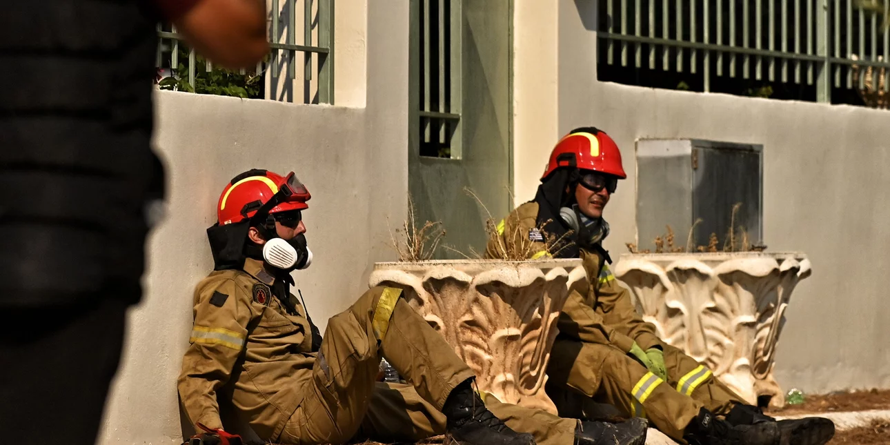 Συγκλονίζει η εικόνα με τους «ήρωες» στο Λουτράκι – Εξουθενωμένοι πυροσβέστες ξαποσταίνουν στο πεζοδρόμιο
