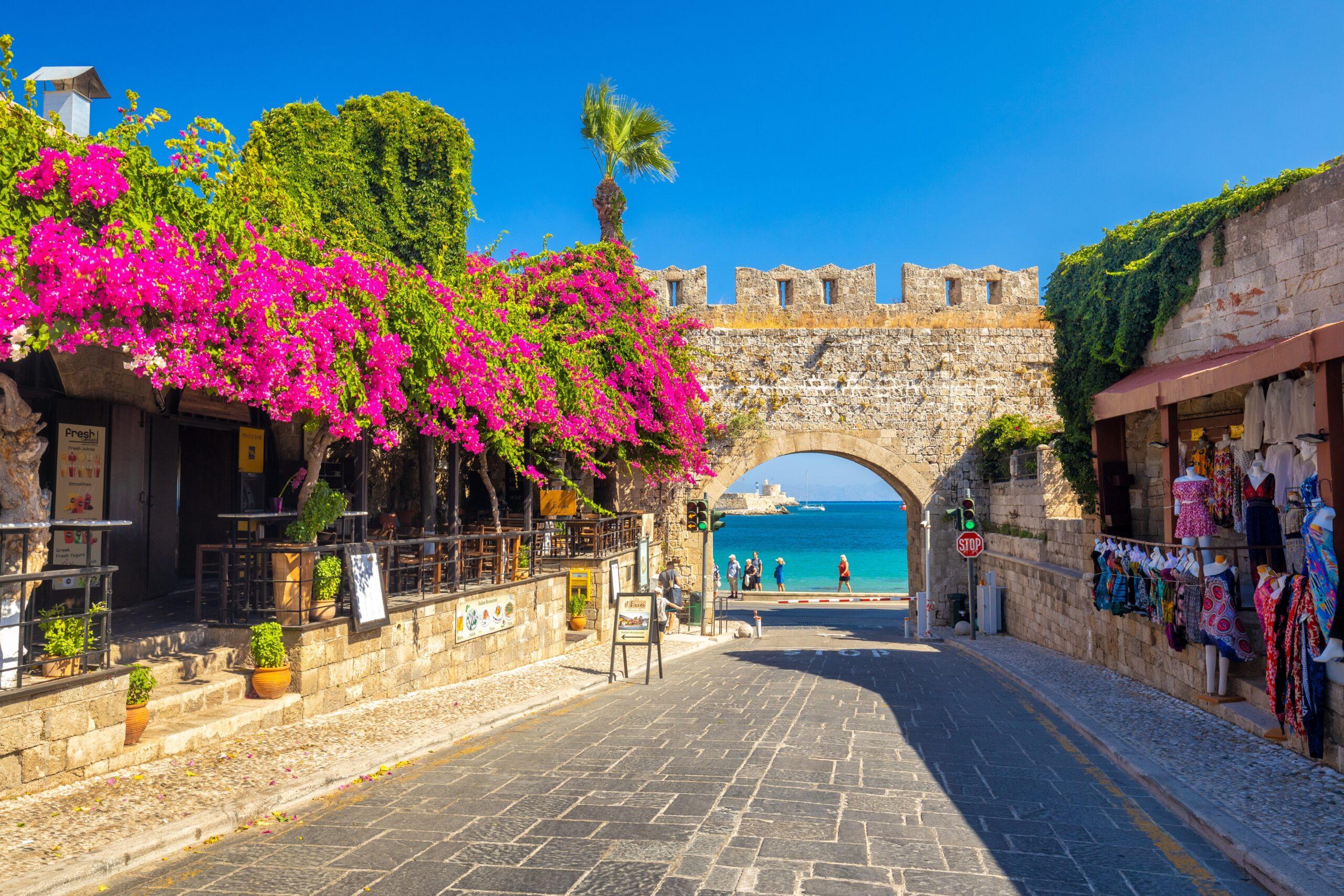 Τα 20 νησιά σε Αιγαίο και Ιόνιο που προτείνει η Daily Telegraph για διακοπές στην Ελλάδα