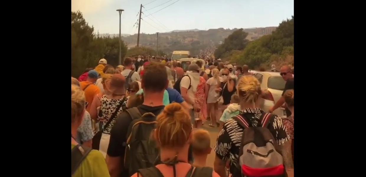 Εικόνες αποκάλυψης στη Ρόδο: Κάτοικοι και τουρίστες εγκαταλείπουν το νησί – Επιτάσσονται τουριστικά σκάφη (ΒΙΝΤΕΟ)