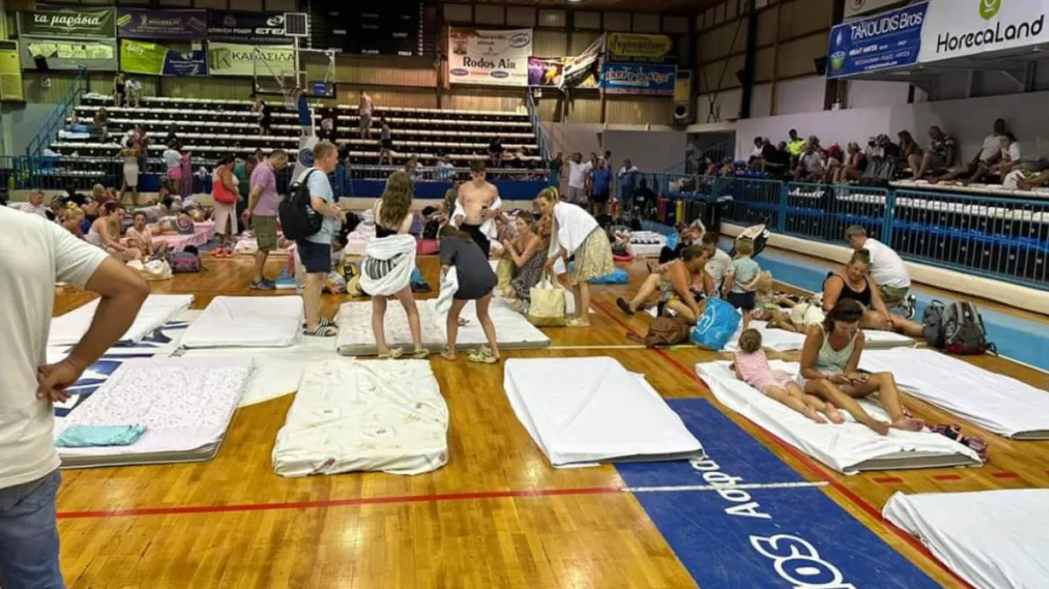 Φωτιά στην Ρόδο: Εκ νέου επίσκεψη από κλιμάκιο γιατρών στις δομές φιλοξενίας