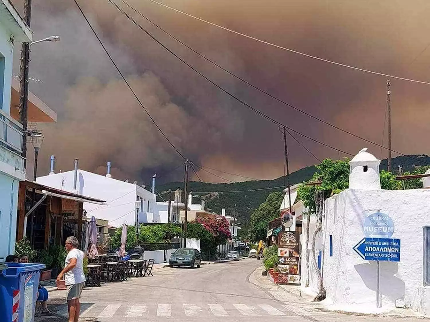 Ρόδος: Συνεχείς αναζωπυρώσεις στα μέτωπα της φωτιάς