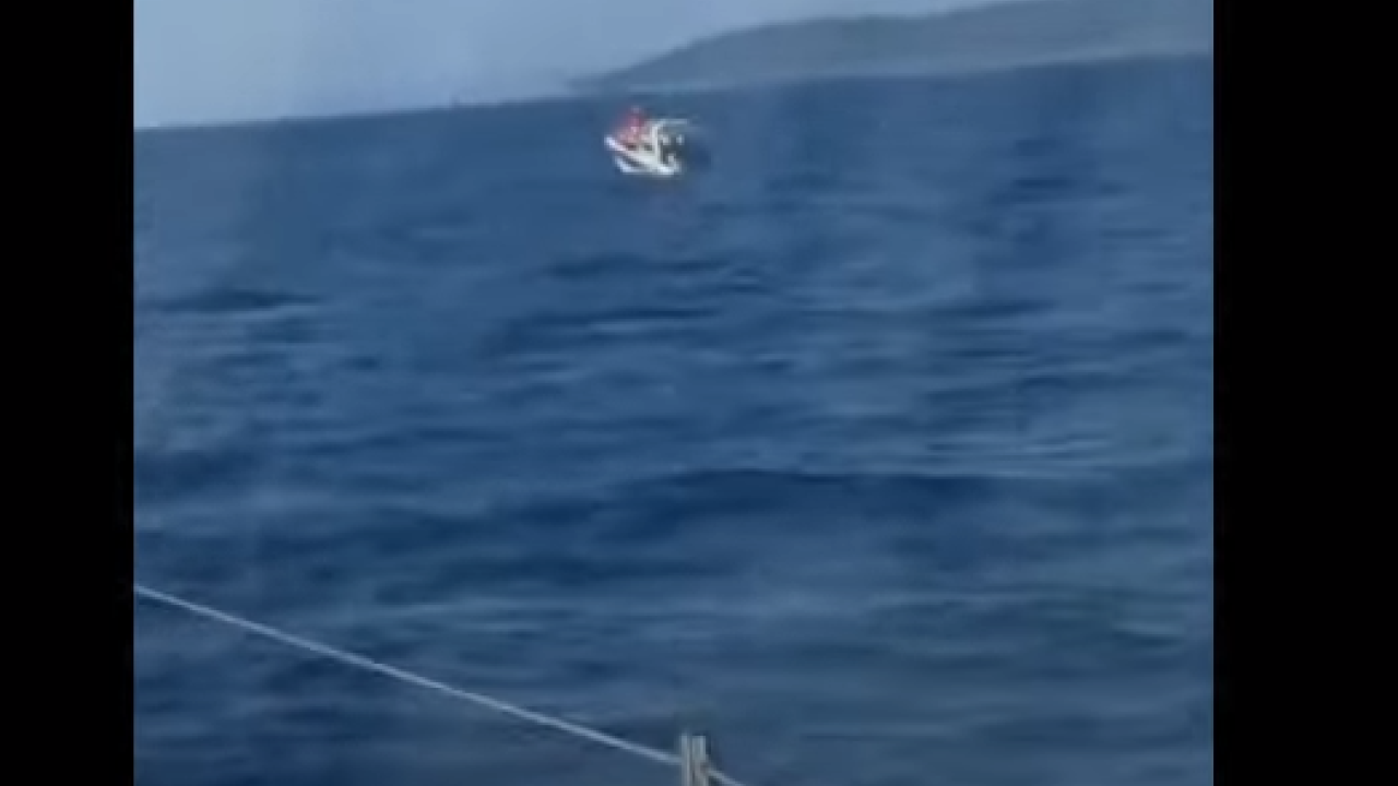 Πειραιάς-Αίγινα: Διάσωση 8 ατόμων από ταχύπλοο που βυθιζόταν (Vid)