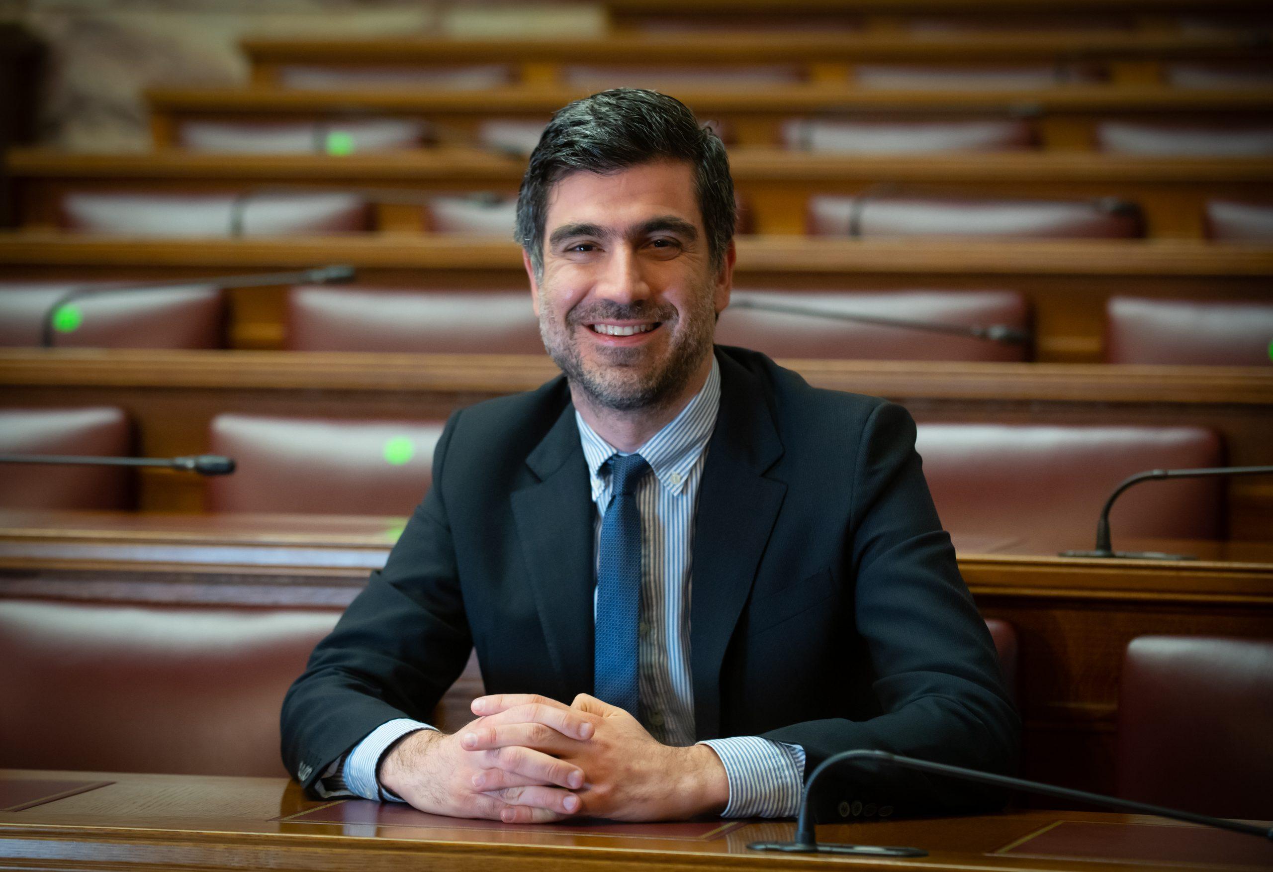 Γλαβίνας: «Ντροπιαστική στιγμή το χειροκρότημα στον κ. Καραμανλή»