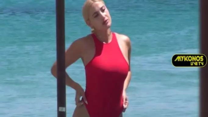 Με ολόσωμο κόκκινο μαγιό η Ιωάννα Τούνη α λα Πάμελα Άντερσον στην Ψαρρού