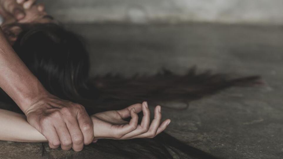 Ινδία: Σοκαριστικό βίντεο δείχνει αιμόφυρτη την 12χρονη θύμα βιασμού να περπατάει
