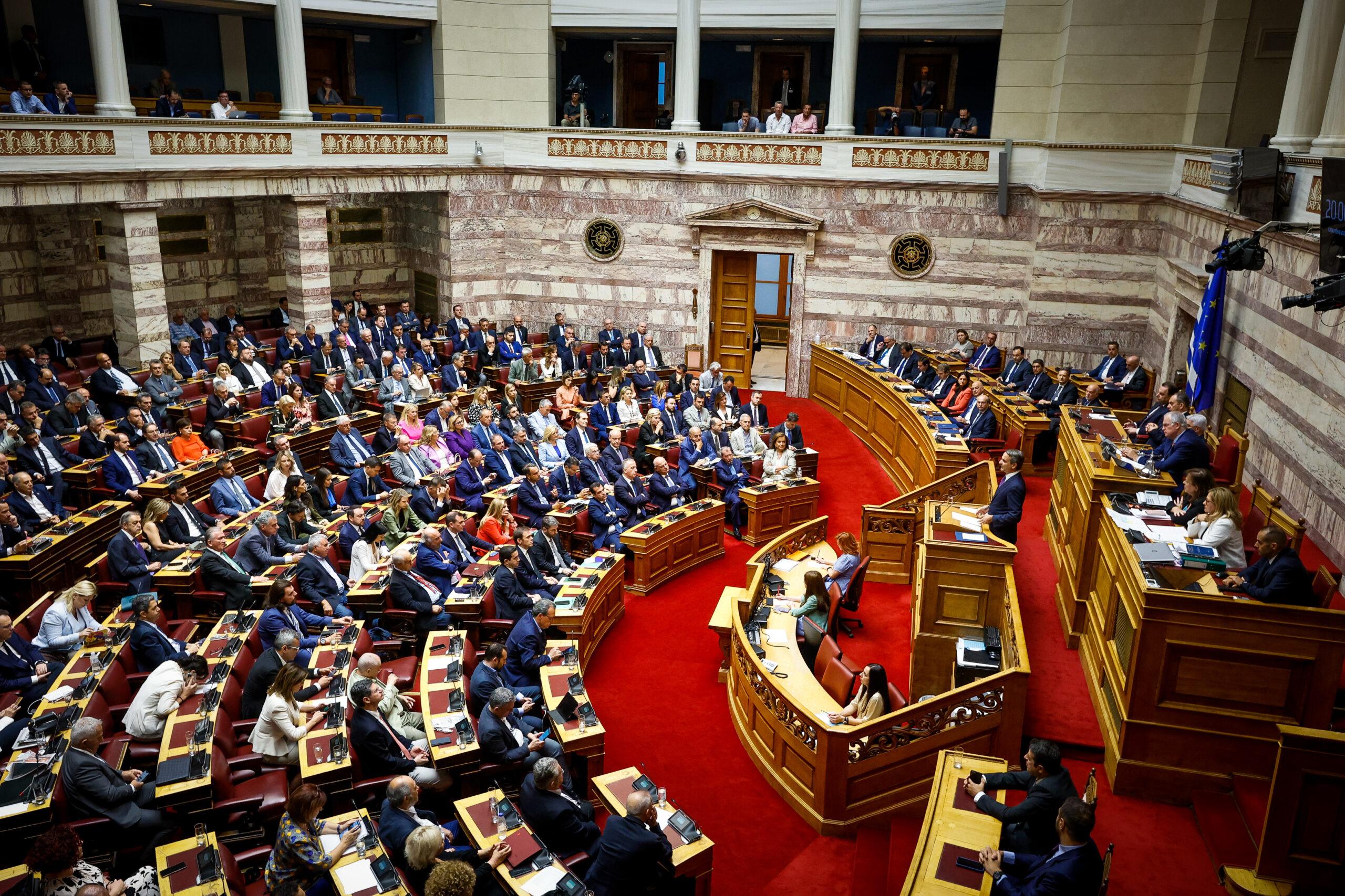 Βουλή: Δικηγόροι και γιατροί οι περισσότεροι βουλευτές – Τα ποσοστά των γυναικών ανά κόμμα
