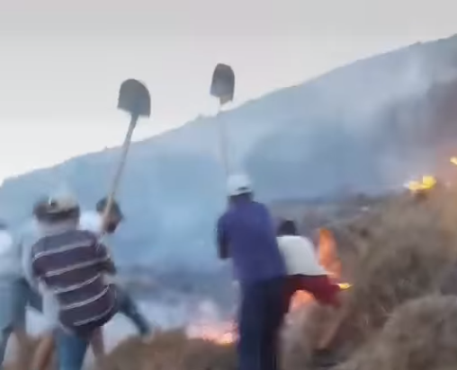 Φωτιά στην Κύθνο: Κάτοικοι του νησιού προσπαθούν να σβήσουν την πυρκαγιά με φτυάρια (ΒΙΝΤΕΟ)