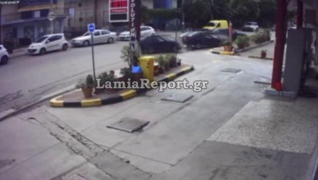 Λαμία: Εκτροπή αυτοκινήτου έξω από βενζινάδικο (ΒΙΝΤΕΟ)