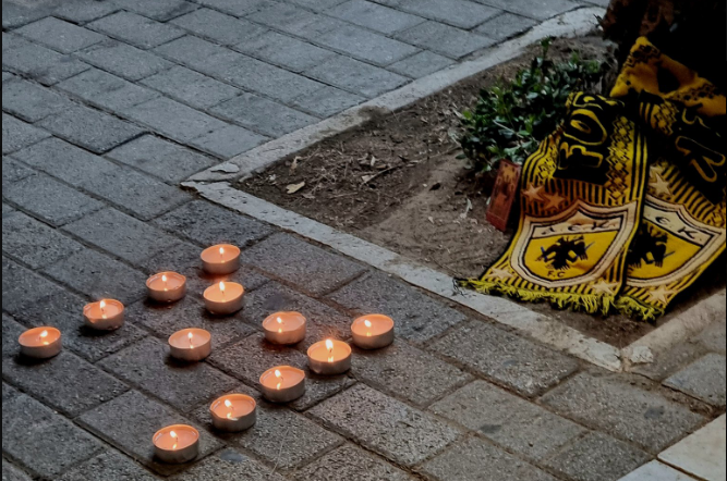 Νέα Φιλαδέλφεια – Νεκρός 22χρονος οπαδός: Κεριά και ένα κασκόλ της ΑΕΚ στη μνήμη του Μιχάλη