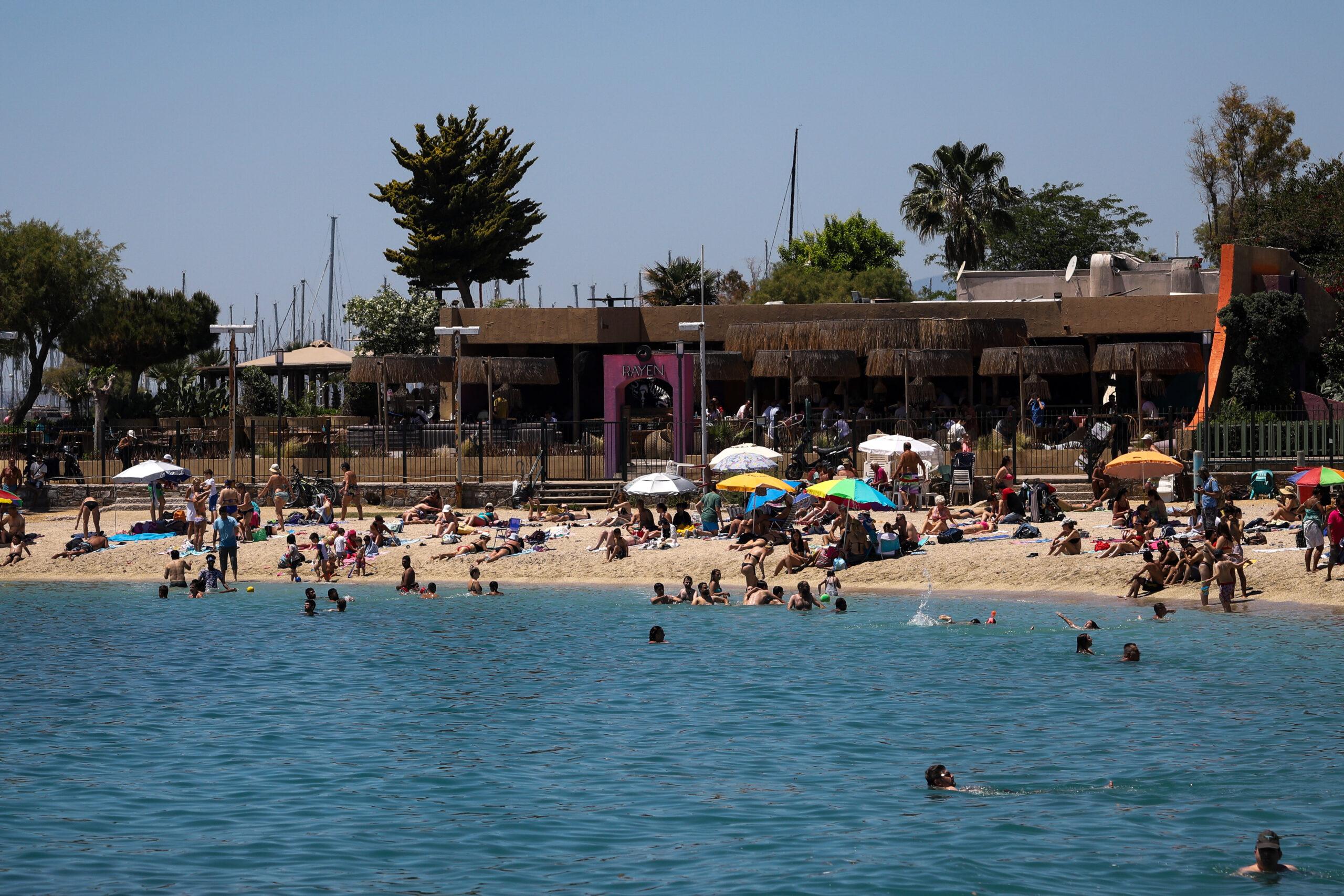 Παραλίες: Το «Κίνημα της Πετσέτας» προκάλεσε εισαγγελική παρέμβαση με τις δράσεις του