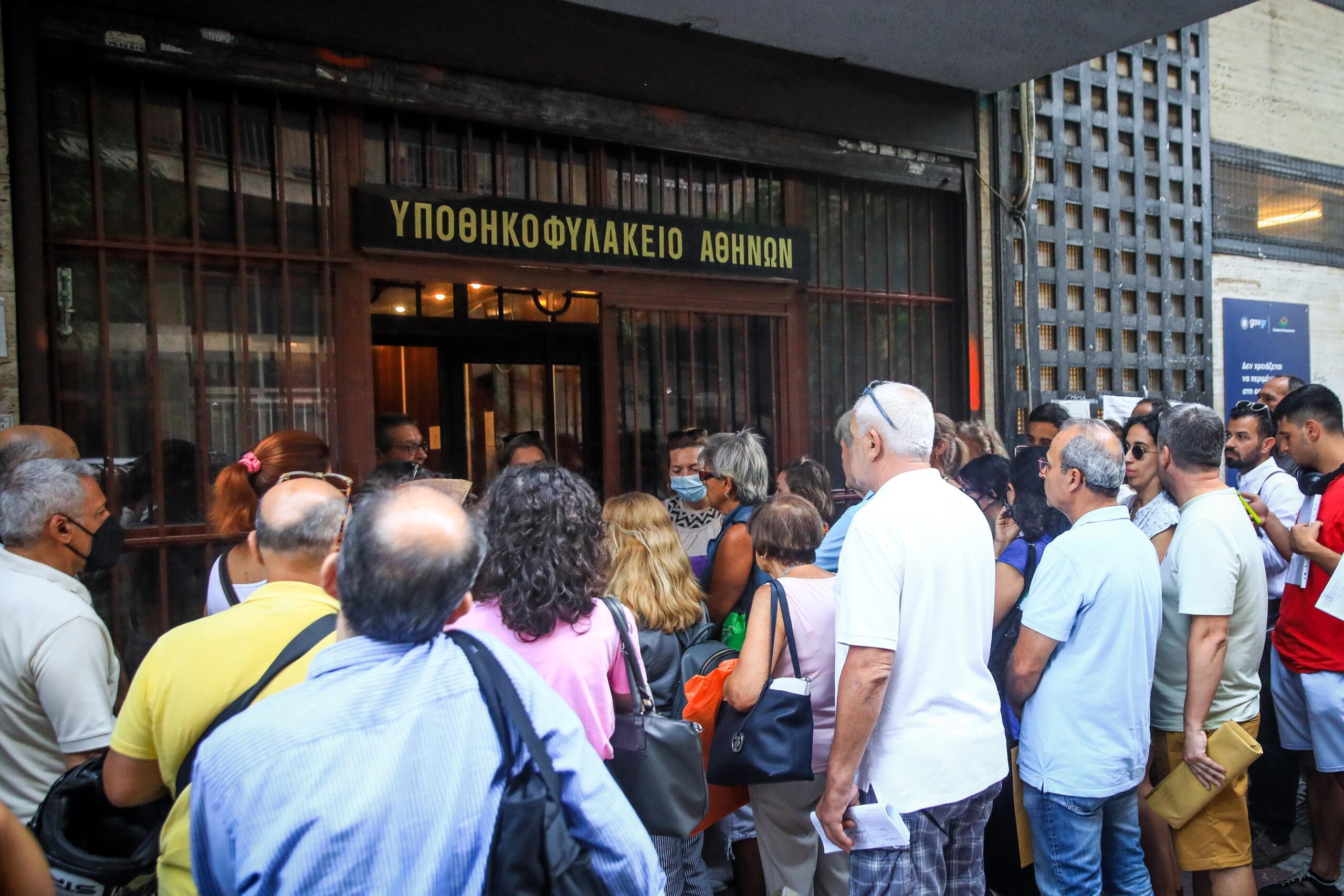 Κτηματολόγιο: Ατελείωτες ουρές και σήμερα – «Παίρνουν νούμερα νωρίς και μετά τα πουλάνε»
