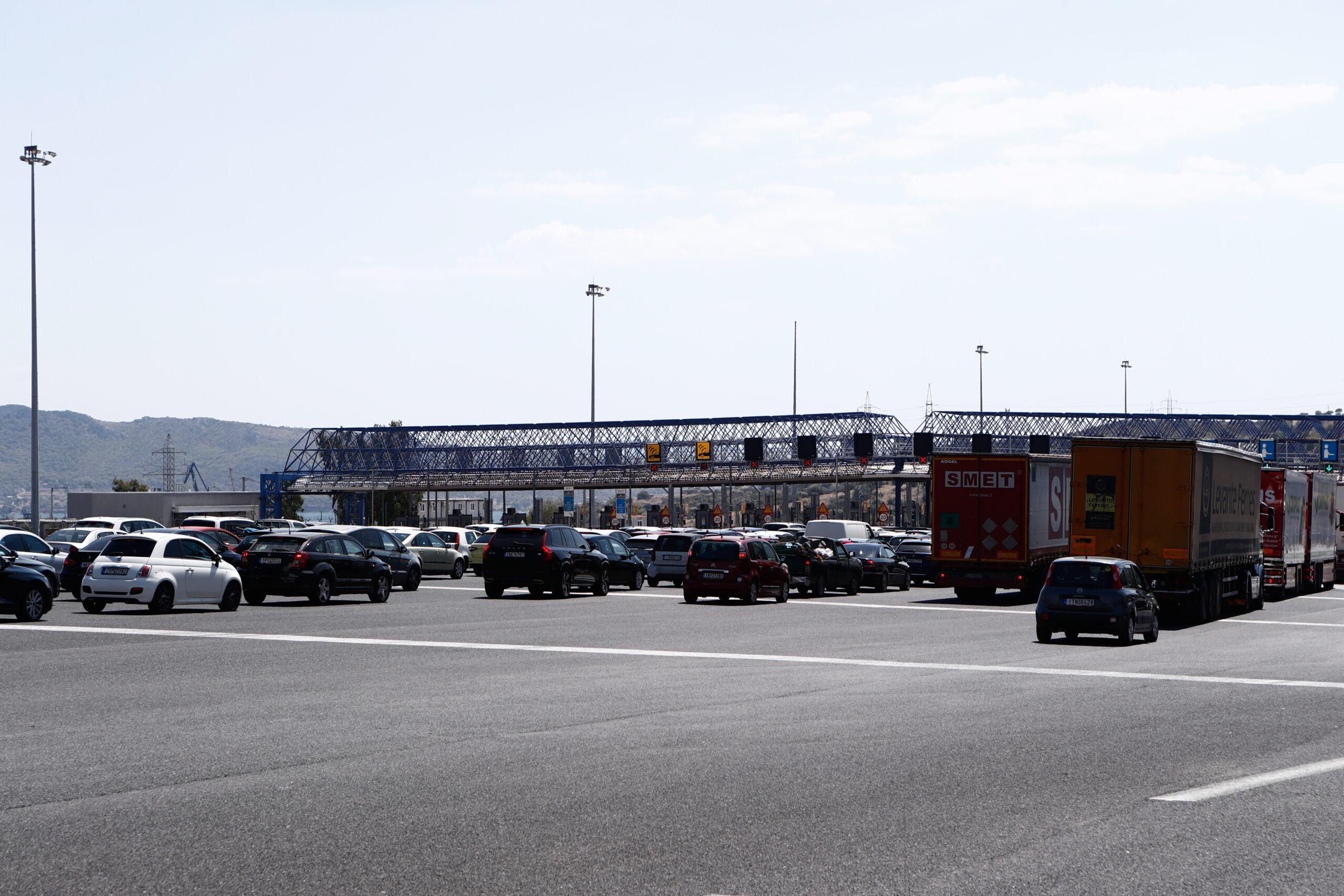 Ξεκίνησε η διαδικασία μετάγγισης του φορτίου του βυτιοφόρου που έπιασε πυρκαγιά στη Κακιά Σκάλα