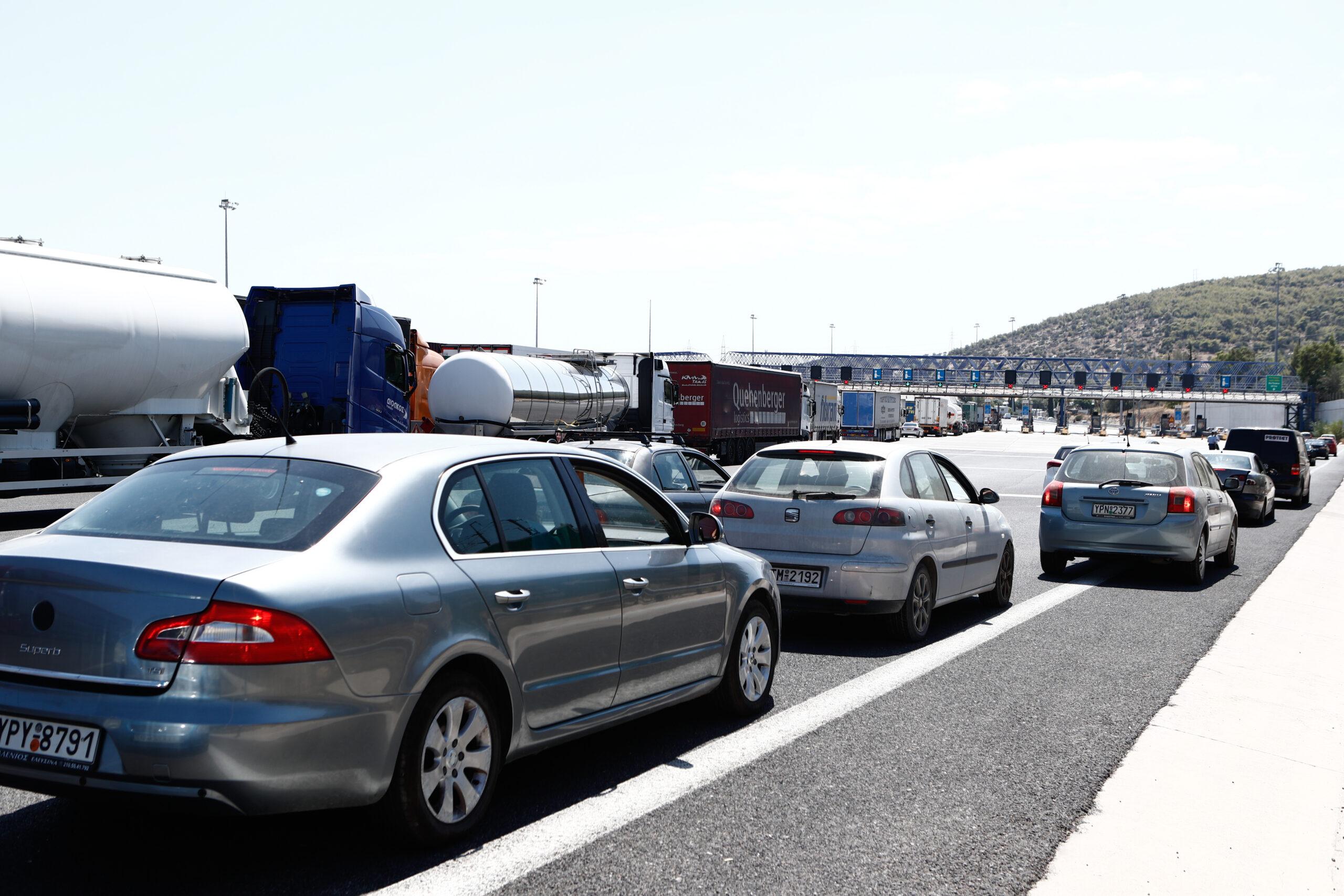 Άνοιξε το ρεύμα προς Κόρινθο στην παλιά Εθνική – Ουρές χιλιομέτρων στην Αθηνών – Κορίνθου