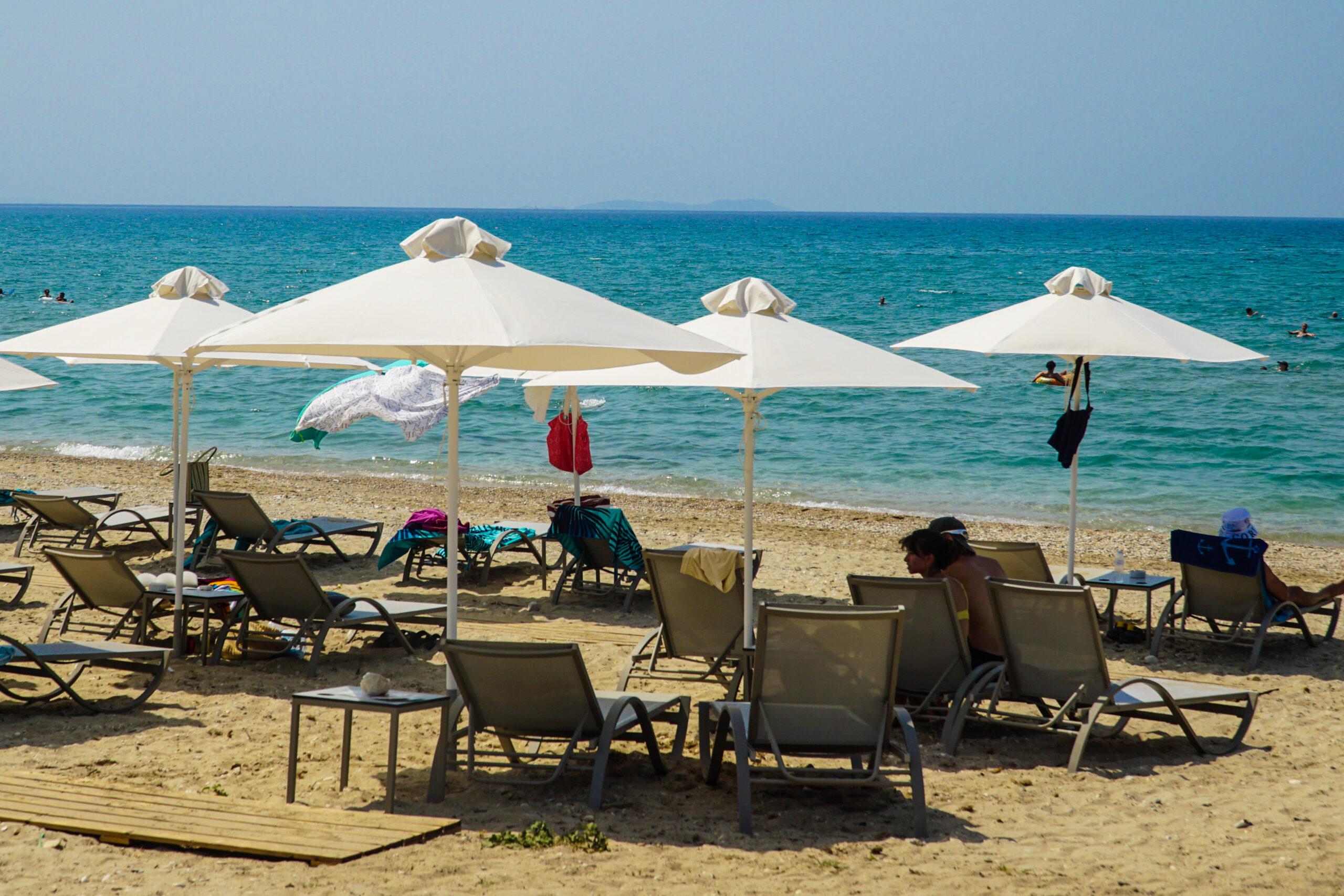 Τουρισμός: Σε παραλίες της Πάρου και της Αντίπαρου οι Αρχές – 18 επιχειρηματίες στο αυτόφωρο