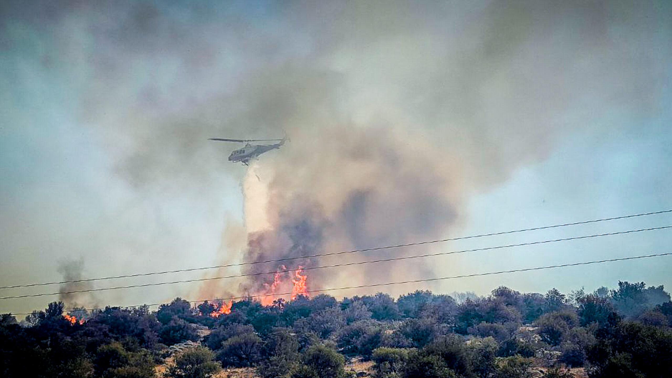 Φωτιά στη Ροδόπη: Παραδόθηκαν στις φλόγες τα σπίτια στον Σώστη – Ο άνεμος δυσκολεύει τις προσπάθειες κατάσβεσης