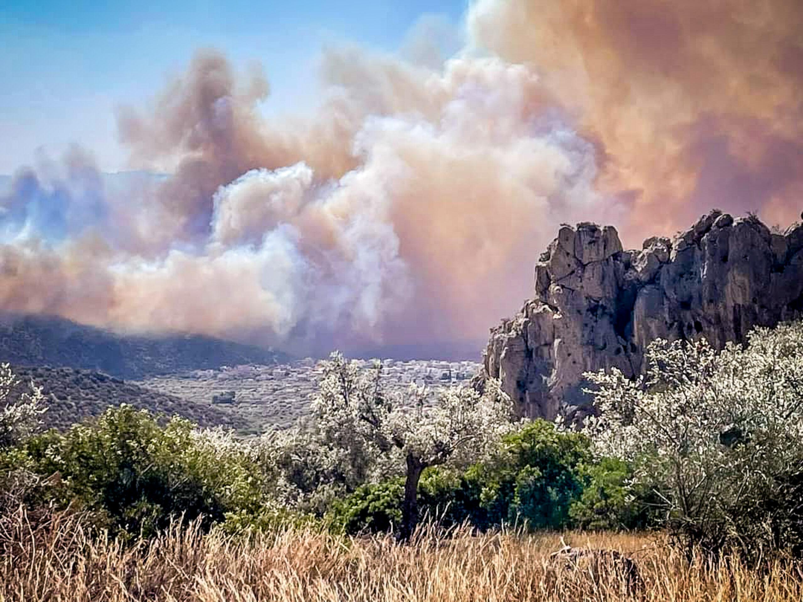 Φωτιά στην Κύθνο: Μια… ανάσα από ξενοδοχείο οι φλόγες