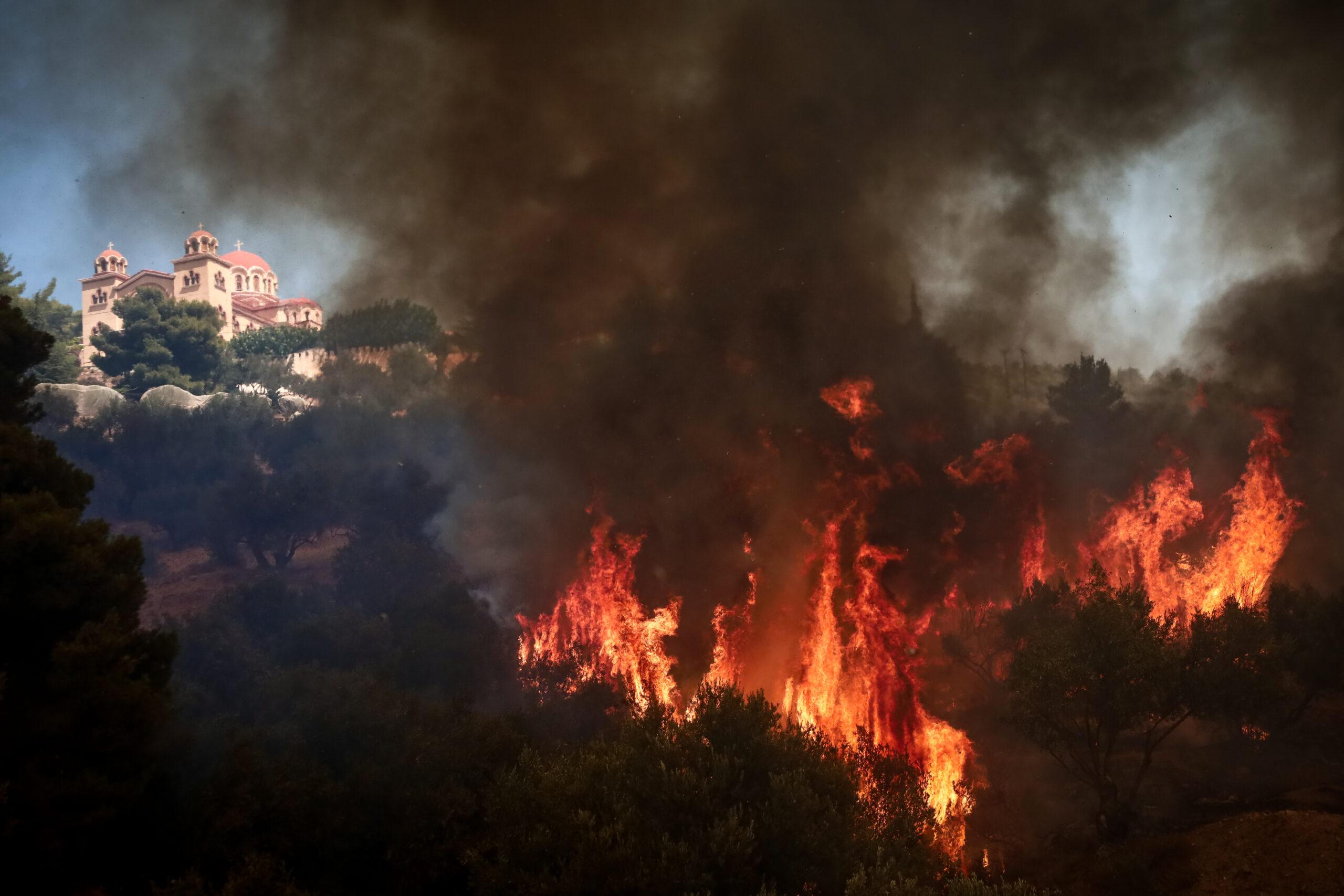 Μαίνεται η φωτιά στη Φυλή – Νέο μήνυμα του 112 για Άνω Λιόσια, Γεννηματά και Κανάλα