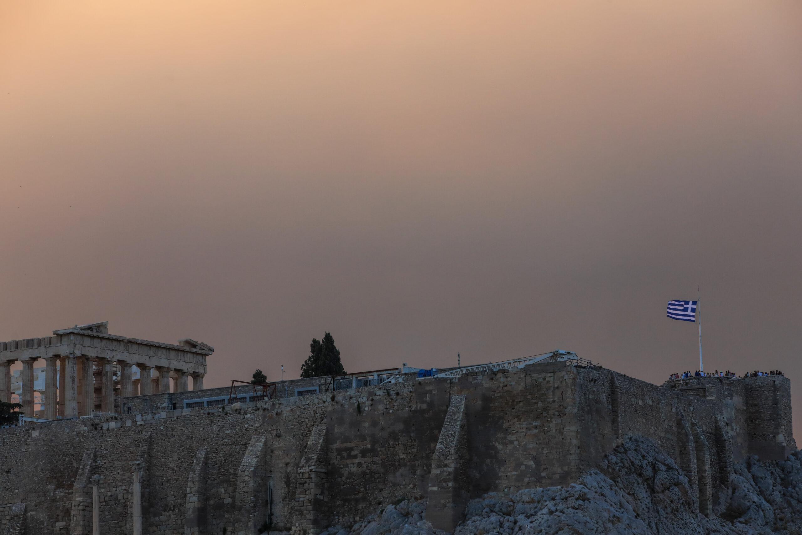 Φωτιά στην Πάρνηθα: Απόκοσμο σκηνικό στην Αθήνα – Μαύρος καπνός σκέπασε την Ακρόπολη (ΒΙΝΤΕΟ)