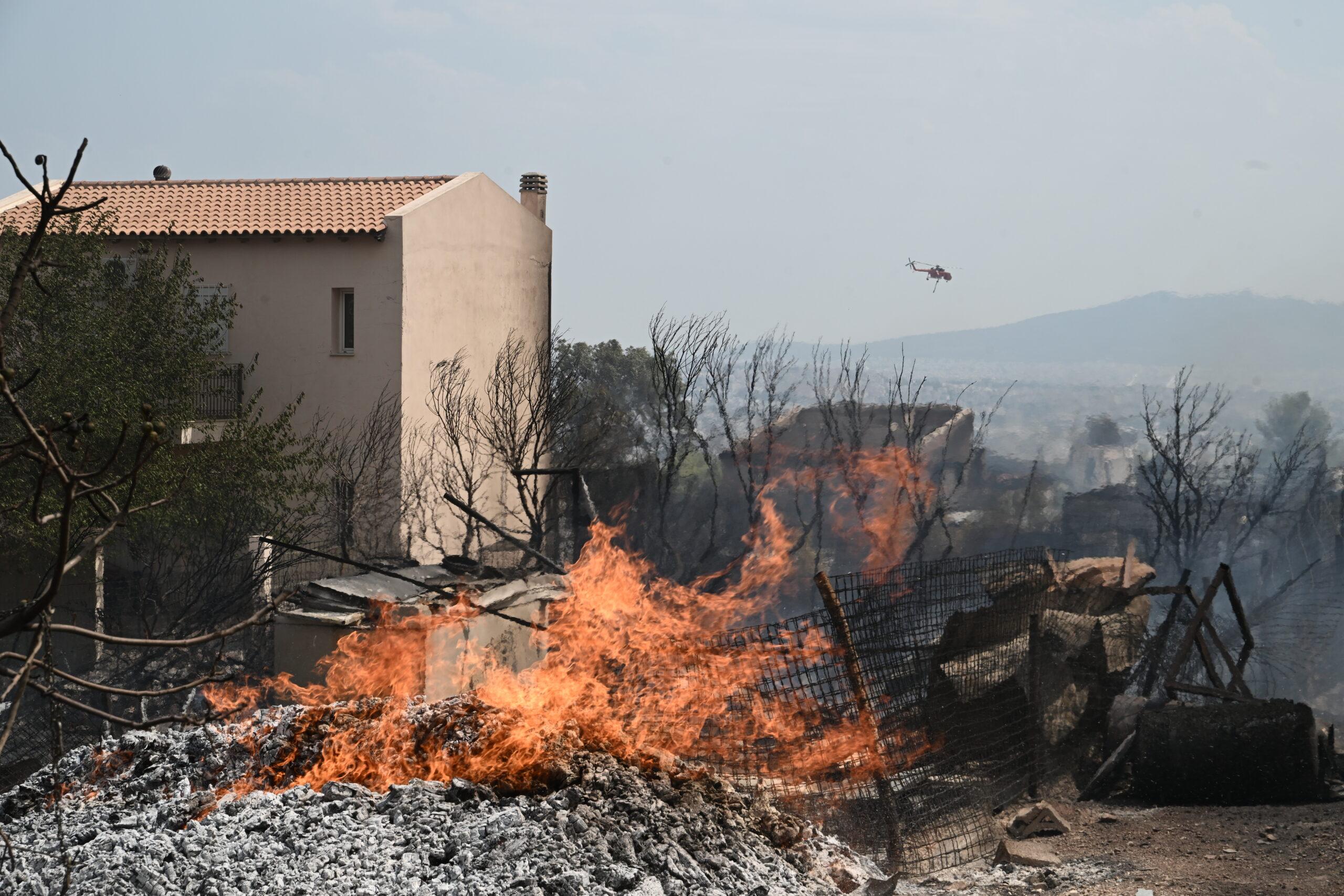 Φωτιά στην Πάρνηθα: Οι φλόγες φούντωσαν από το λεγόμενο «φαινόμενο της καμινάδας» (ΒΙΝΤΕΟ)