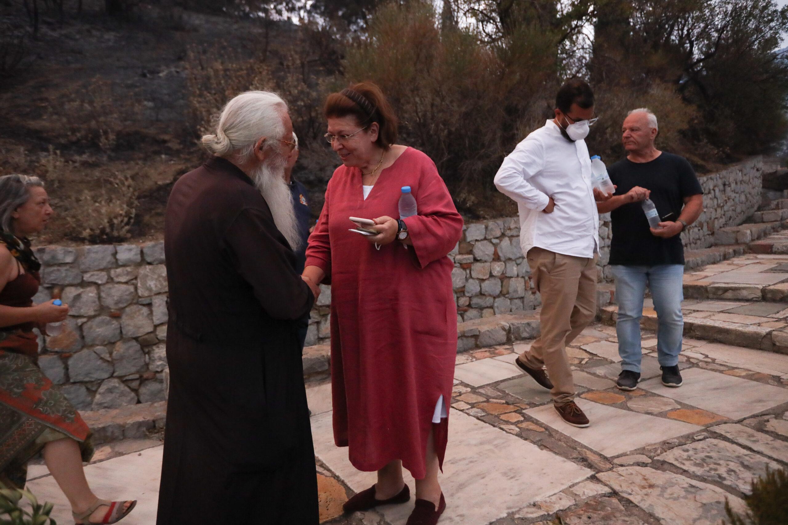 Φωτιά στη Βοιωτία: Στο πύρινο μέτωπο και ο Μητροπολίτης Θηβών, Λεβαδείας και Αυλίδος – «Έκανα αυτό που έπρεπε»