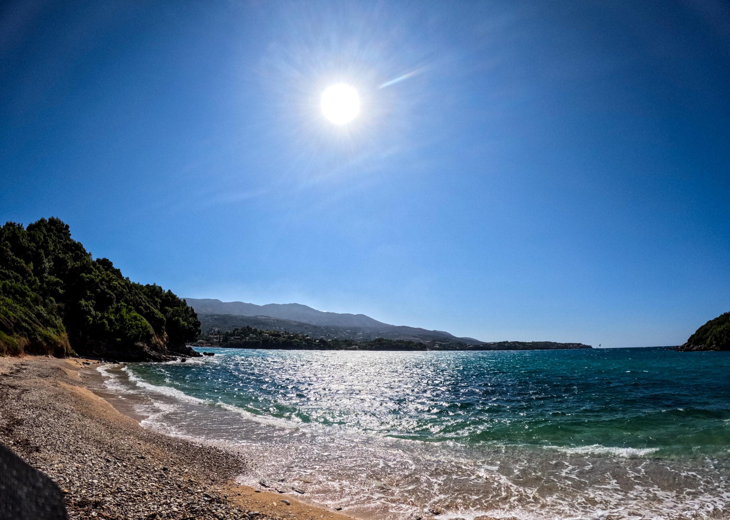 Αίθριος σήμερα ο καιρός – Σε ποιες περιοχές θα σημειωθούν σποραδικές βροχές