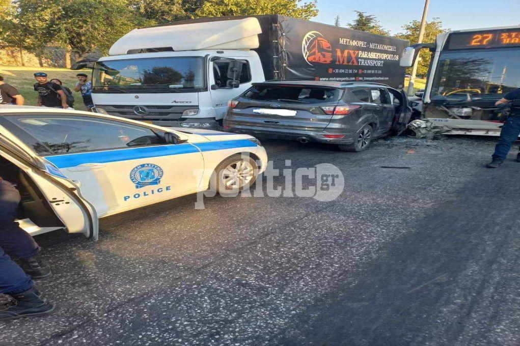 Επεισοδιακή καταδίωξη στη Θεσσαλονίκη: Μπήκε ανάποδα στη Λαγκαδά με κλεμμένο ΙΧ  και «καρφώθηκε» σε λεωφορείο (ΦΩΤΟ)