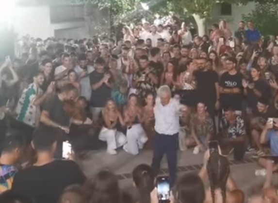 Τήνος: Το ζεϊμπέκικο του 86χρονου που ξεσήκωσε τον κόσμο σε πανηγύρι του νησιού (Vid)