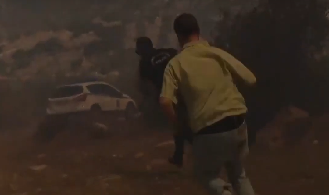 Βοιωτία: Η ανεξέλεγκτη φωτιά απείλησε το συνεργείο του OPEN (ΒΙΝΤΕΟ)
