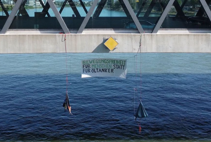 Ελβετία: Ακτιβιστές κρεμάστηκαν πάνω από τον Ρήνο σε δράση τους για το κλίμα – Δείτε βίντεο