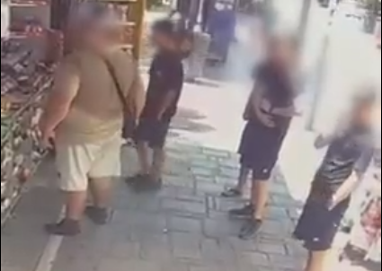 Κατερίνη: Άνδρας σπρώχνει με δύναμη ανήλικο και τον εκσφενδονίζει σε ράφια περιπτέρου – ΒΙΝΤΕΟ