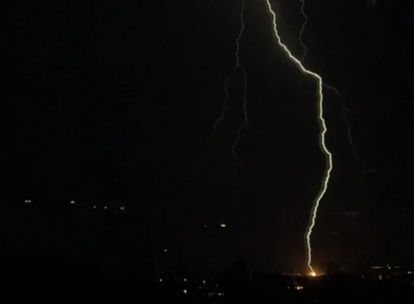 Κεραυνός ξεκινάει πυρκαγιά στη Βούλα – Δείτε εικόνες