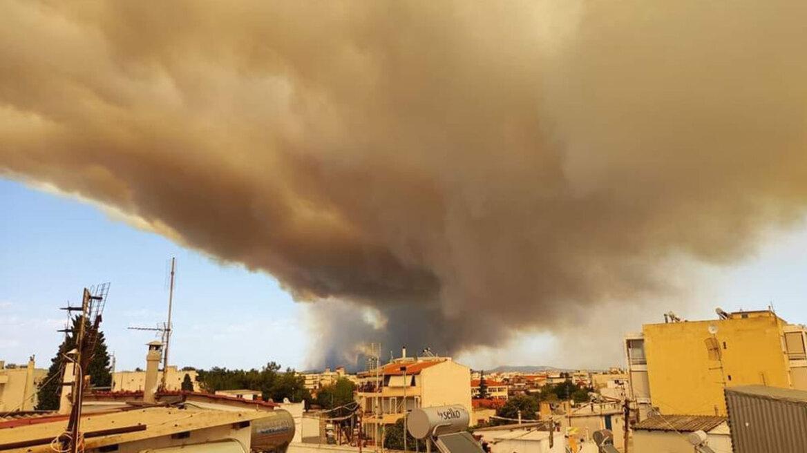 Φωτιά στην Αλεξανδρούπολη: «Παραμείνετε σε εσωτερικούς χώρους» νέο μήνυμα από το 112