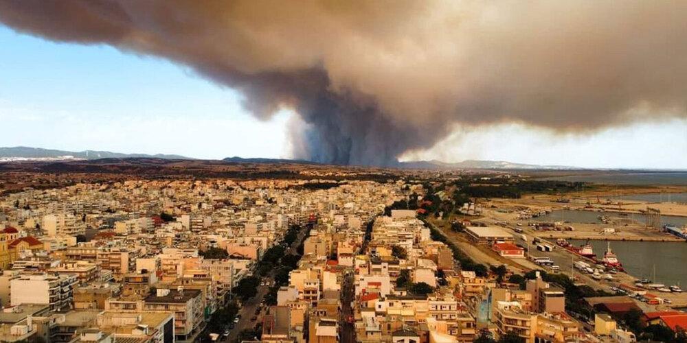 «Χιονίζει» στάχτη στην Αλεξανδρούπολη: Μάχη με τις αναζωπυρώσεις