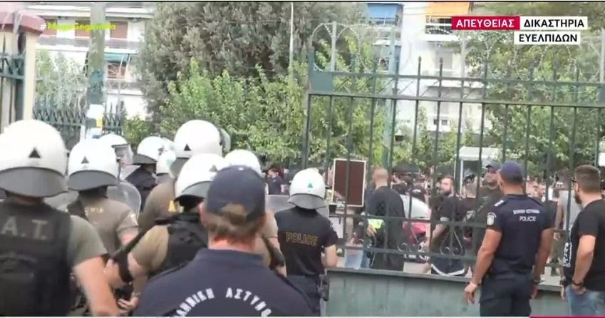 Δολοφονία Μιχάλη Κατσουρή: Μικρής έκτασης επεισόδια έξω από την Ευελπίδων (ΒΙΝΤΕΟ)