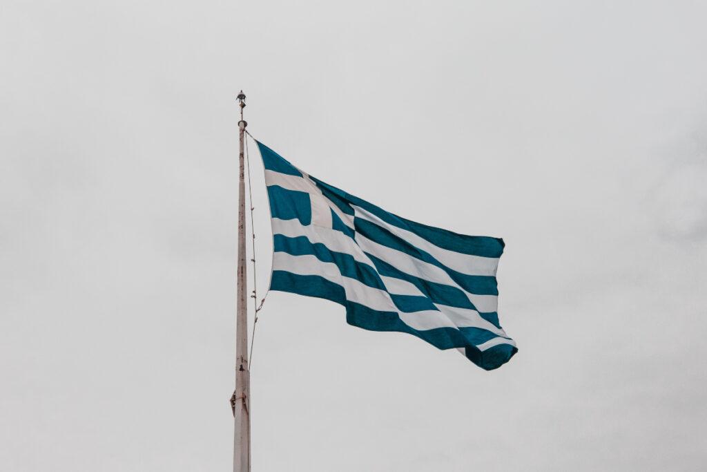 Άνδρας κατέβασε την ελληνική σημαία από κτίριο στην Κομοτηνή και την έκαψε