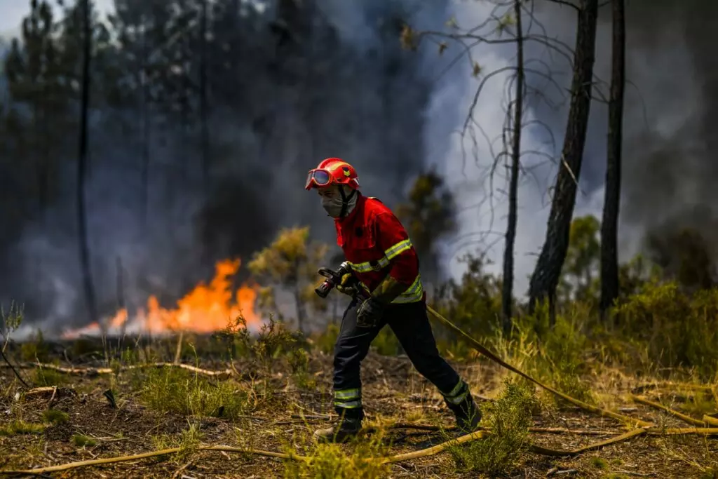 Μαίνεται η μεγάλη πυρκαγιά στη νότια Πορτογαλία – Πάνω από 1.000 κάτοικοι απομακρύνθηκαν