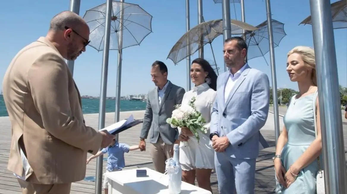 Θεσσαλονίκη: Βούλγαροι τέλεσαν πολιτικό γάμο στις Ομπρέλες της Νέας Παραλίας