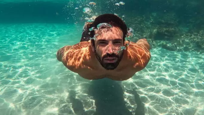 Ο Ηλίας Γκότσης κάνει προπόνηση στήθους στο νερό και «λιώνει» τα social media