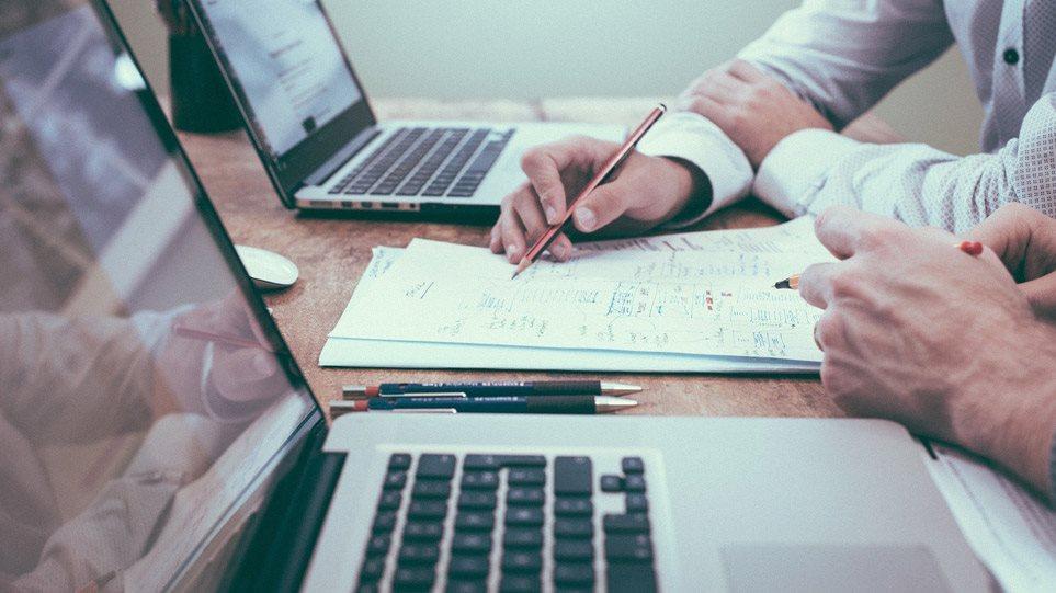 Εργασιακό νομοσχέδιο: Από σήμερα σε δημόσια διαβούλευση – Παραμένει το 11ωρο ανάπαυσης