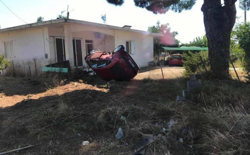 Αχαΐα: Αυτοκίνητο κατέληξε σε αυλή σπιτιού μετά από τρελή πορεία