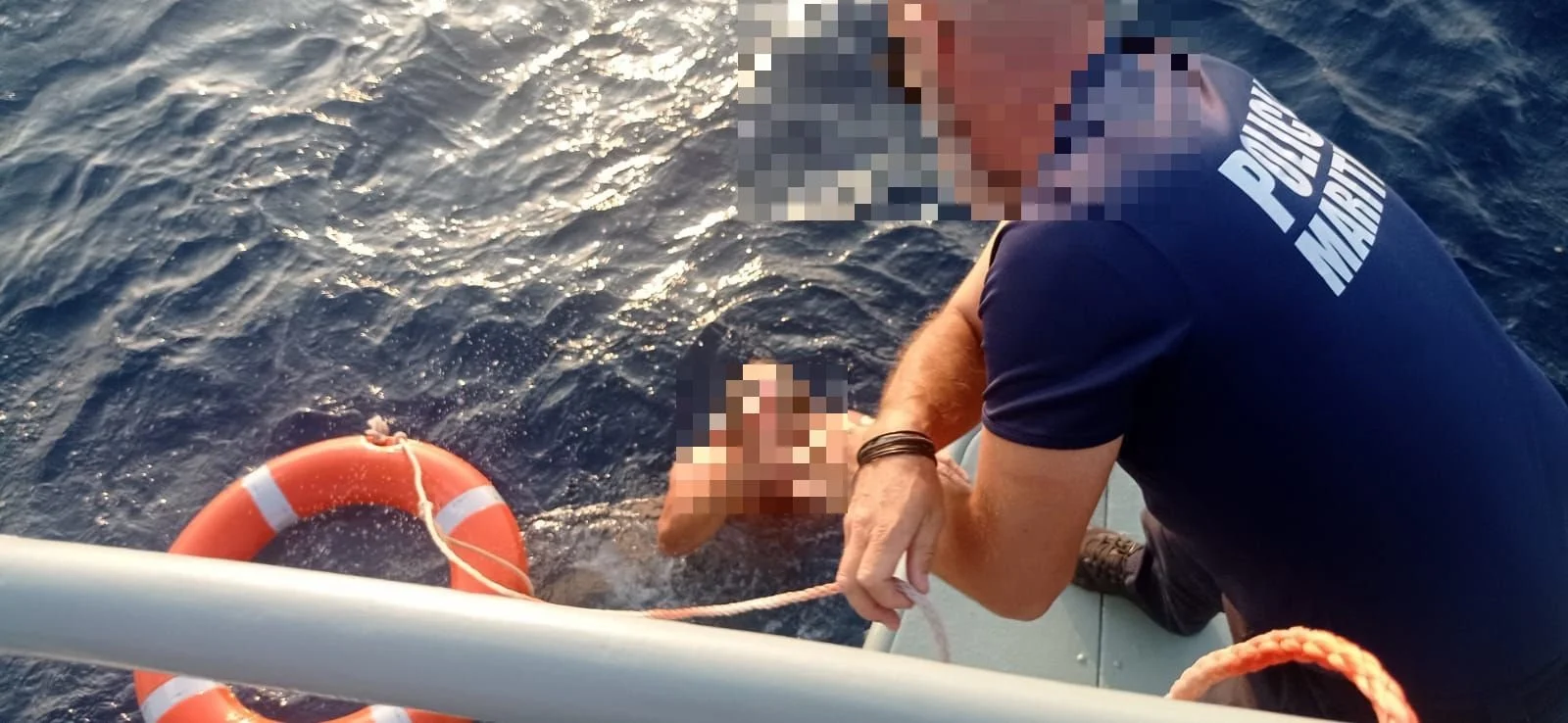 Περιπέτεια για λουόμενη που παρασύρθηκε με φουσκωτό φλαμίνγκο στη Λέσβο (ΒΙΝΤΕΟ)