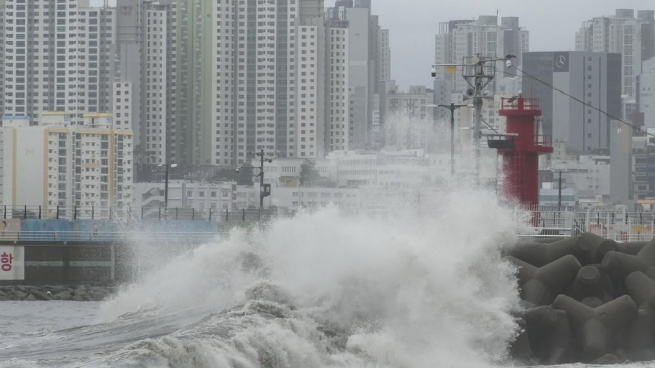 Νότια Κορέα: Πάνω από 10.000 εγκατέλειψαν τις εστίες τους λόγω της καταιγίδας Χανούν