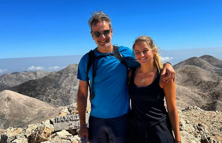 Ο Μητσοτάκης στη Λευκά Όρη με την κόρη του – «Κατακτώντας κορυφές»