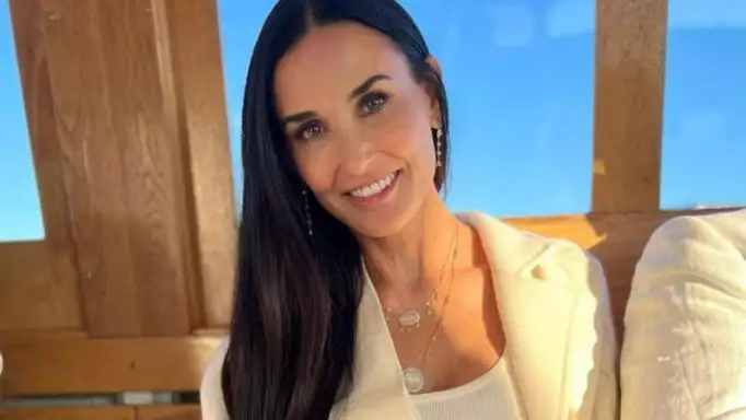 Η Demi Moore συνεχίζει τις διακοπές της στην Ελλάδα: «Παράδεισος»