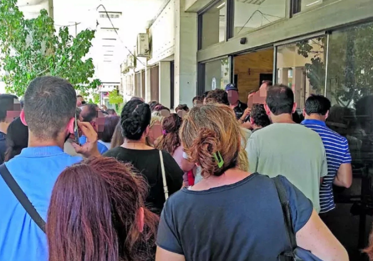 Νέες Ταυτότητες: Απίστευτες ουρές έξω από τα ΑΤ για να αποφύγουν τις ψηφιακές με το… “τσιπάκι”