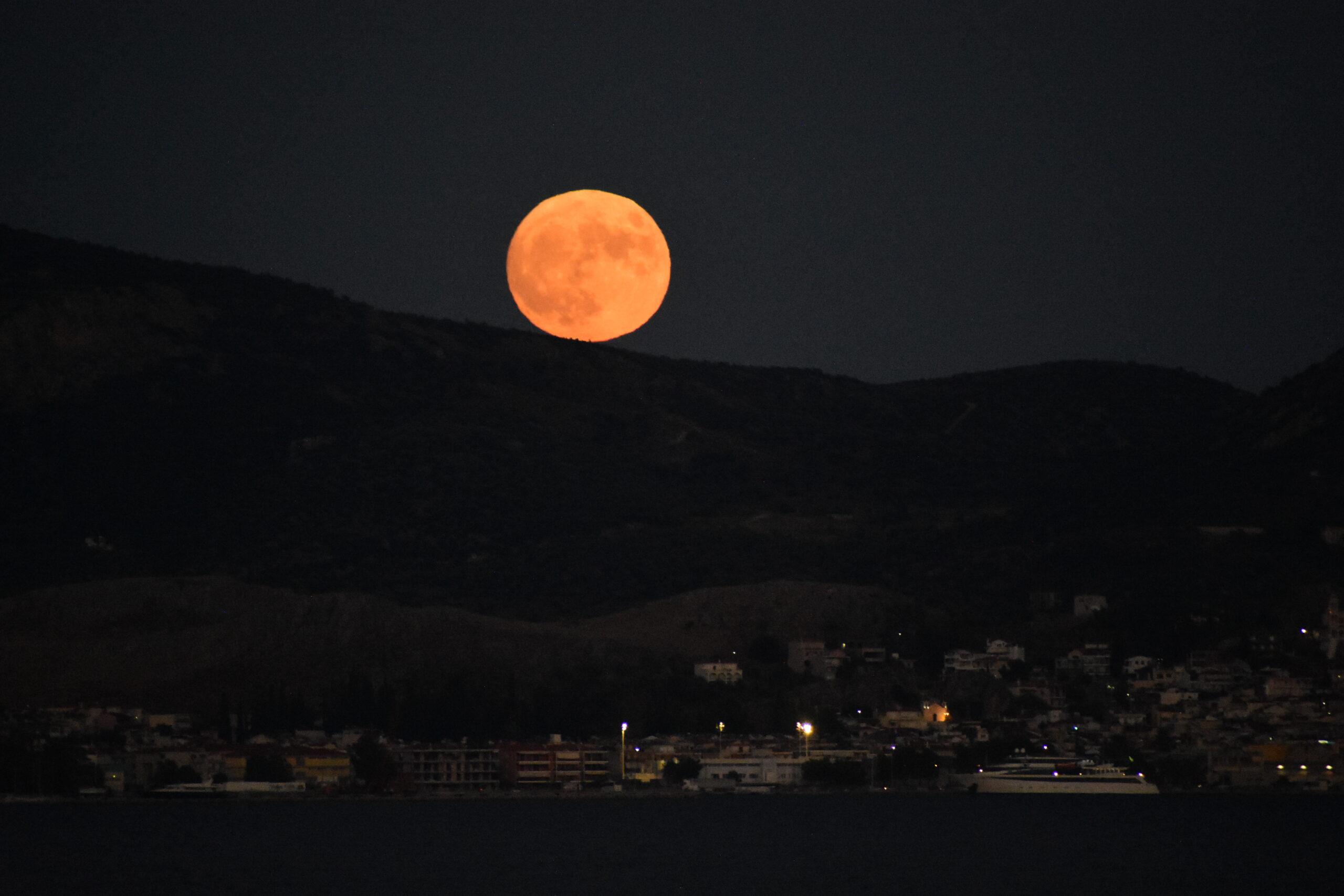 Υπερπανσέληνος: Εντυπωσιακές εικόνες από το «μπλε φεγγάρι»