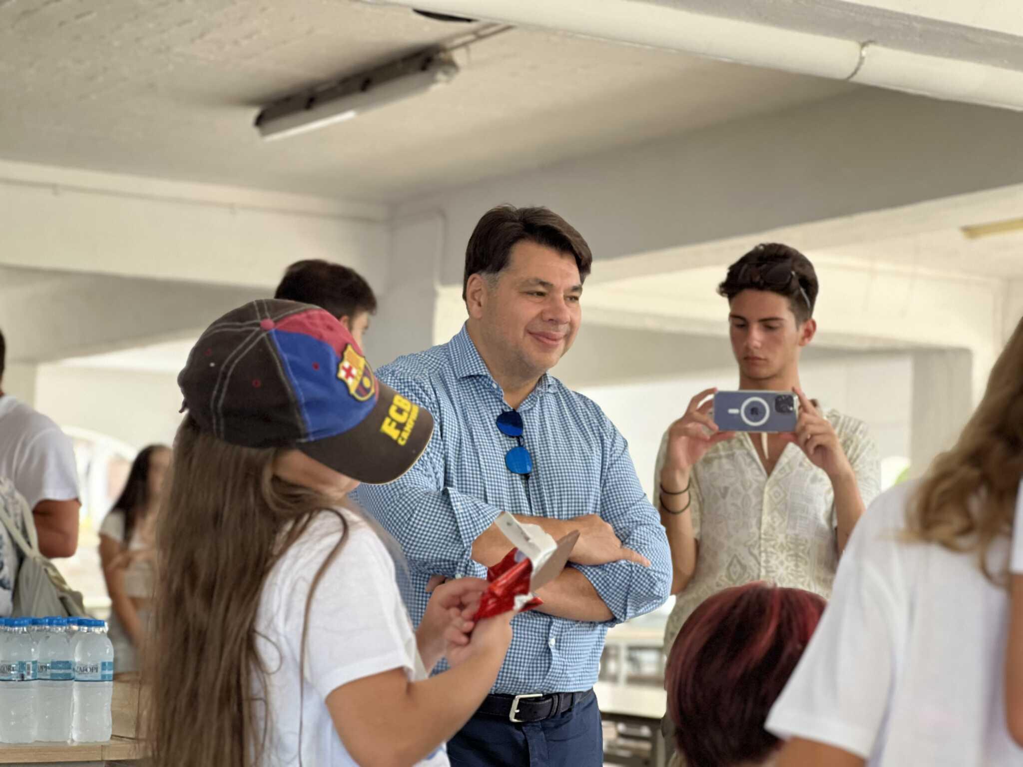 Χαλκιδική: Ο Αμερικανός πρέσβης επισκέφθηκε προσφυγόπουλα από την Ουκρανία, δηλώνοντας «Δεν είστε μόνοι»