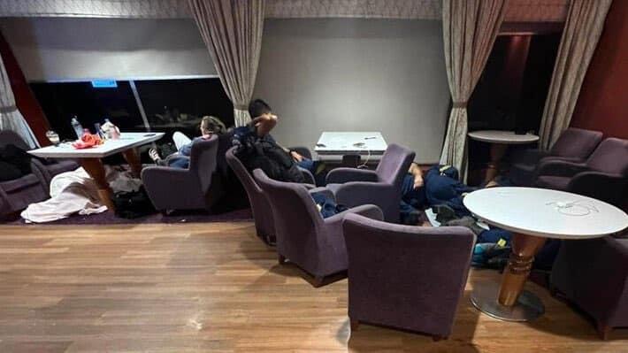 Εικόνες ντροπής: Πυροσβέστες κοιμούνται στο πάτωμα και στα τραπέζια του καραβιού επιστρέφοντας από τις φωτιές στη Ρόδο