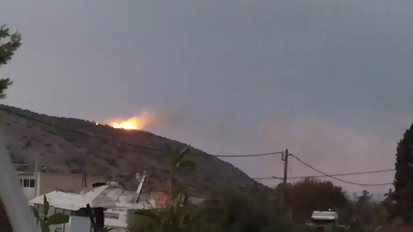 Φωτιά στη Βάρη:  Ξεκίνησε από κεραυνό
