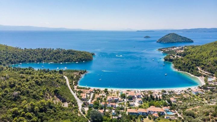 Le Figaro: Σκόπελος, το νησί – πρότυπο κατά του υπερτουρισμού
